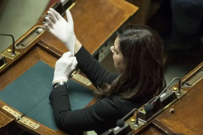 laura boldrini si mette i guanti