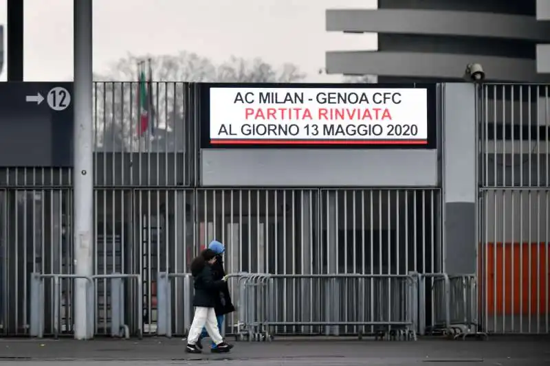 lo stadio di san siro chiuso per l'emergenza coronavirus 5