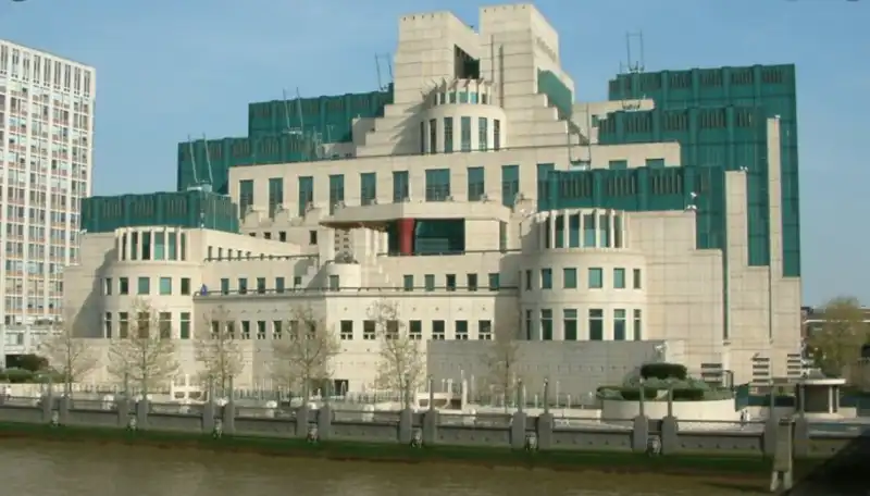  Mi6 cerca spie 18enni