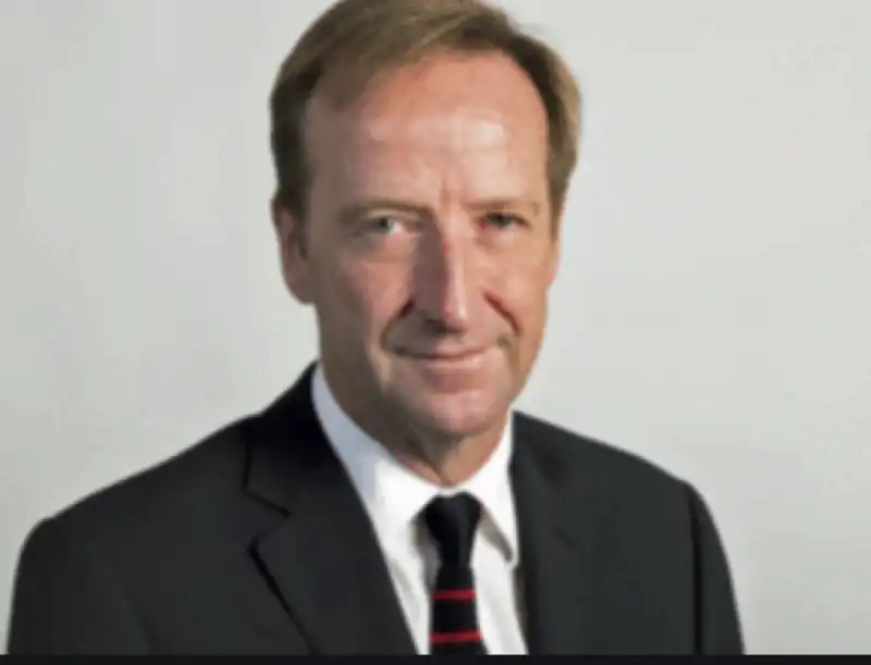  Mi6 cerca spie 18enni alex younger