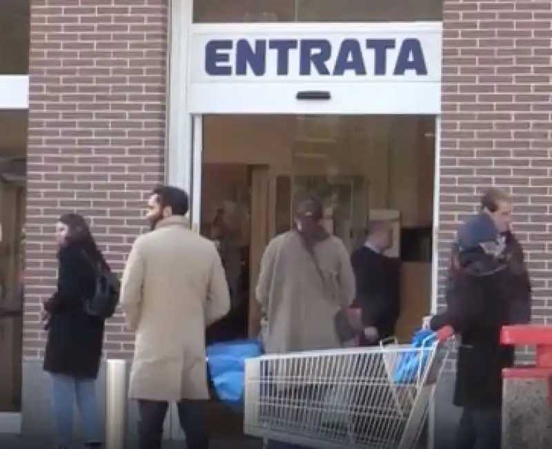 MILANO - CODA AL SUPERMERCATO