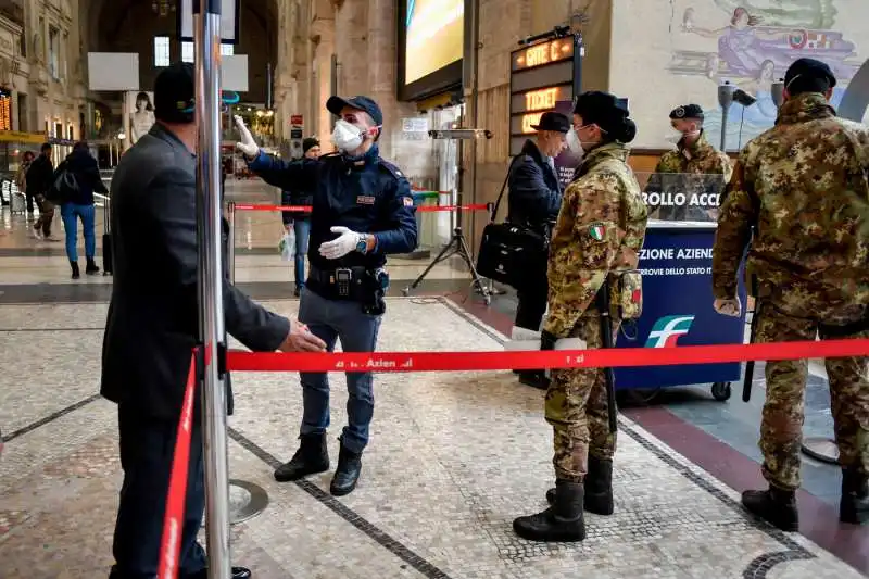 milano, controlli ai passeggeri in stazione centrale per le nuove norme dell'emergenza coronavirus 1