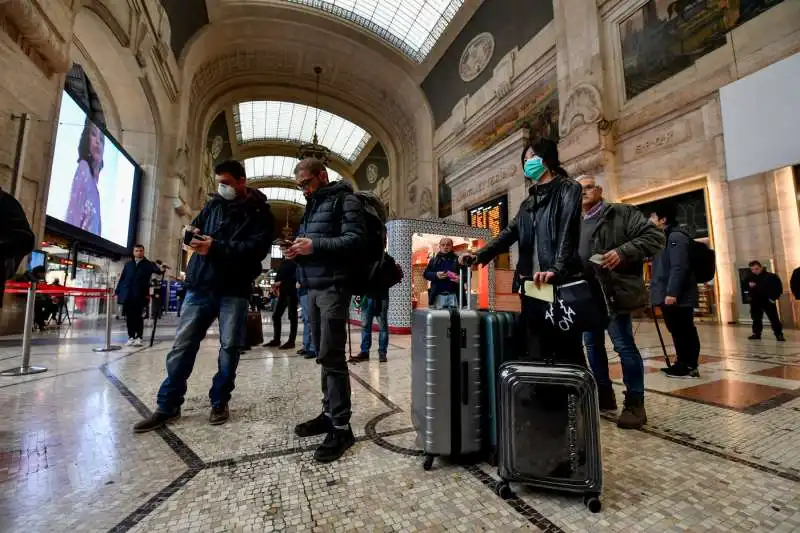 milano, controlli ai passeggeri in stazione centrale per le nuove norme dell'emergenza coronavirus 20