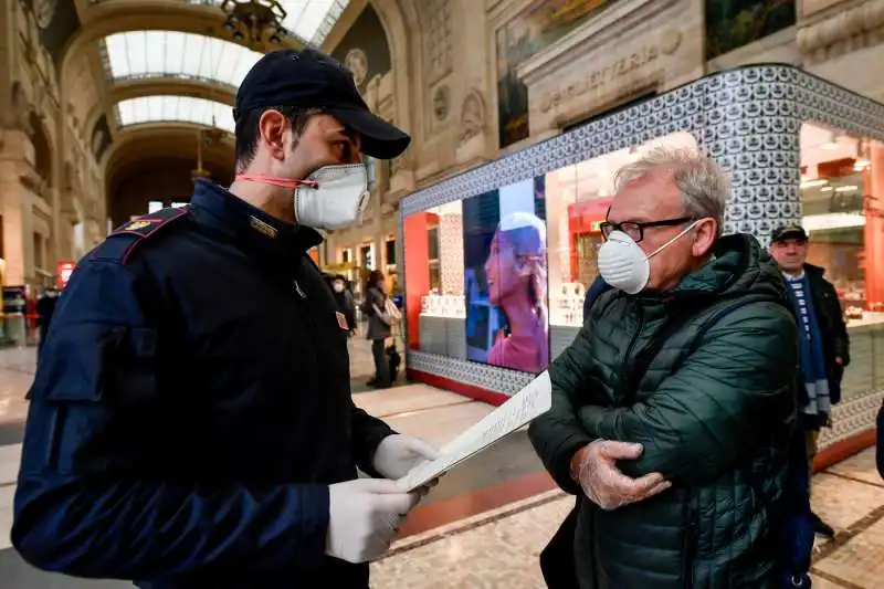 milano, controlli ai passeggeri in stazione centrale per le nuove norme dell'emergenza coronavirus 22