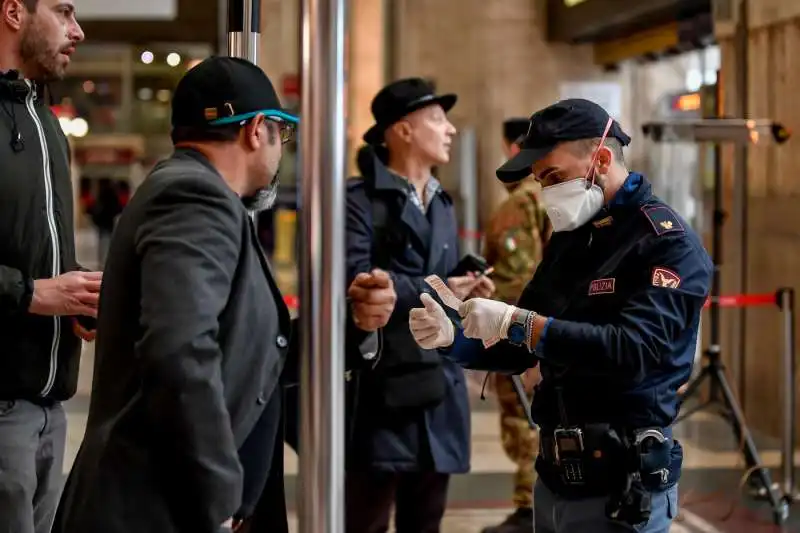 milano, controlli ai passeggeri in stazione centrale per le nuove norme dell'emergenza coronavirus 3