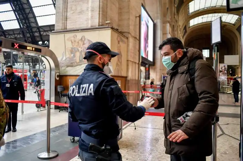 milano, controlli ai passeggeri in stazione centrale per le nuove norme dell'emergenza coronavirus 6