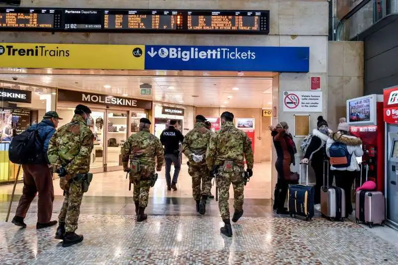 milano, controlli ai passeggeri in stazione centrale per le nuove norme dell'emergenza coronavirus 30