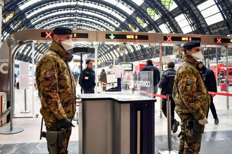 milano, controlli ai passeggeri in stazione centrale per le nuove norme dell'emergenza coronavirus 5