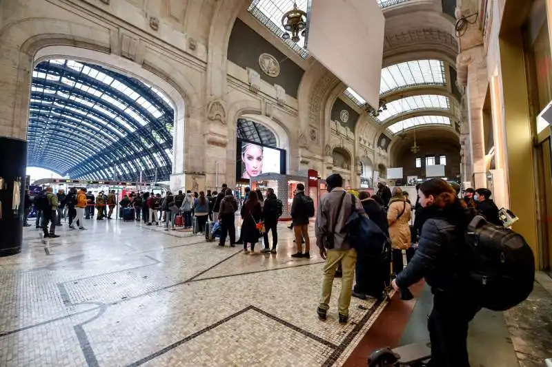 milano, controlli ai passeggeri in stazione centrale per le nuove norme dell'emergenza coronavirus 29