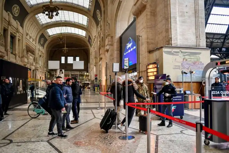 milano, controlli ai passeggeri in stazione centrale per le nuove norme dell'emergenza coronavirus 15