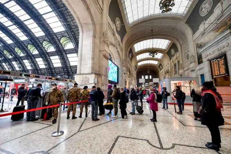 milano, controlli ai passeggeri in stazione centrale per le nuove norme dell'emergenza coronavirus 28