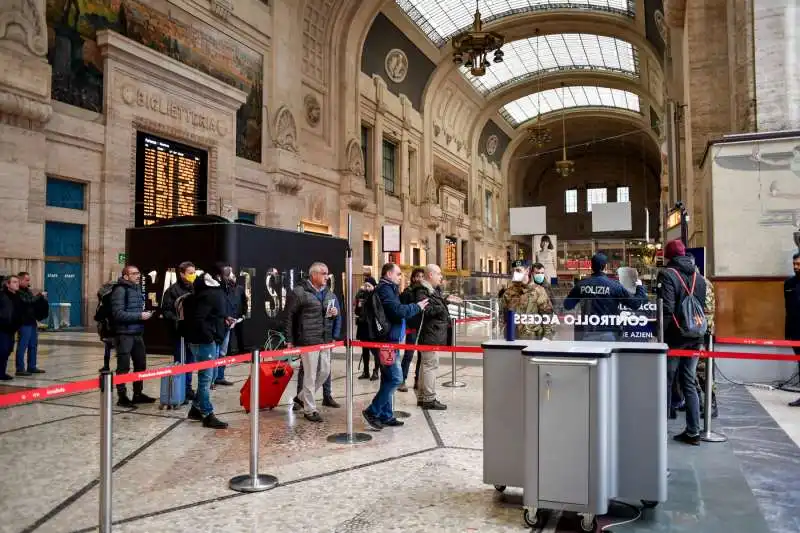 milano, controlli ai passeggeri in stazione centrale per le nuove norme dell'emergenza coronavirus 17