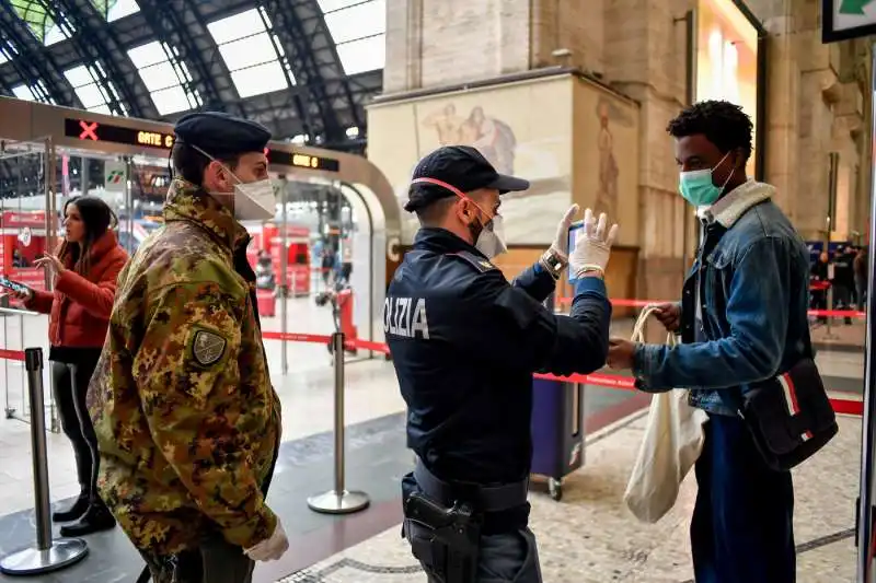 milano, controlli ai passeggeri in stazione centrale per le nuove norme dell'emergenza coronavirus 12