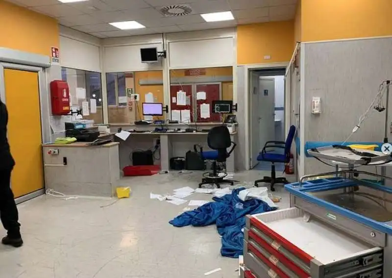 napoli, pronto soccorso devastato dai parenti del 15enne 4