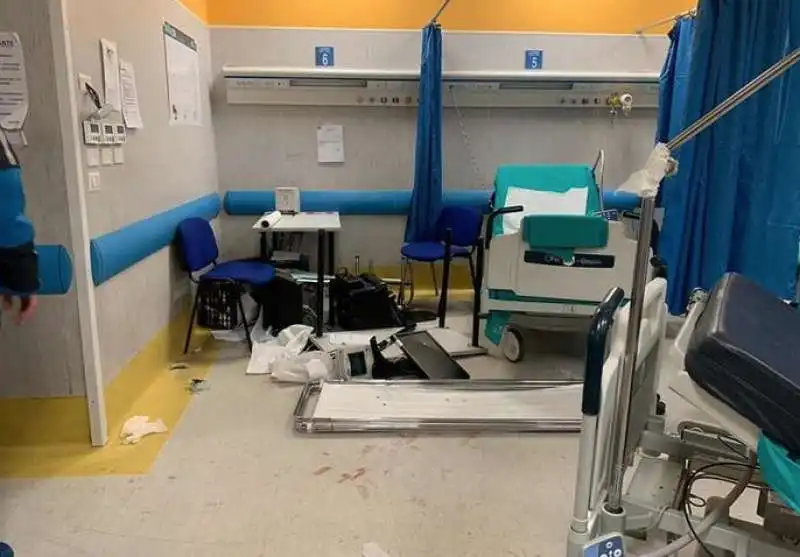 napoli, pronto soccorso devastato dai parenti del 15enne 7