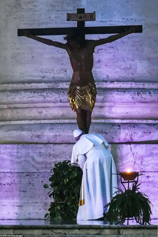 Papa Francesco bacia il crocifisso miracoloso