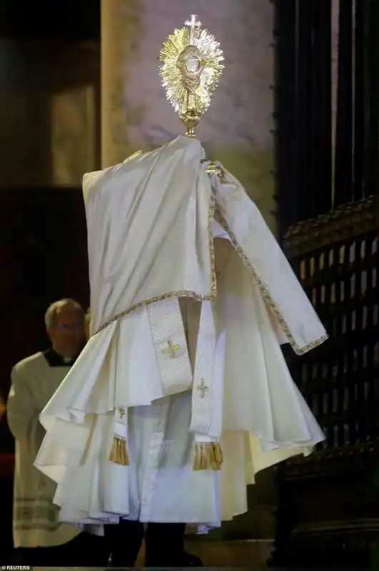 Papa Francesco da solo in Piazza San Pietro