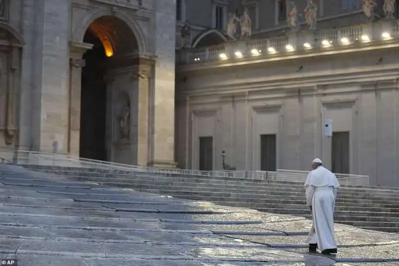 Papa Francesco da solo in Piazza San Pietro