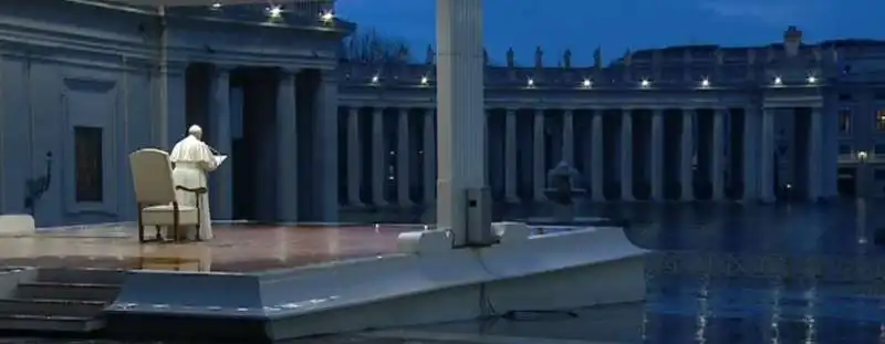 Papa Francesco da solo in Piazza San Pietro