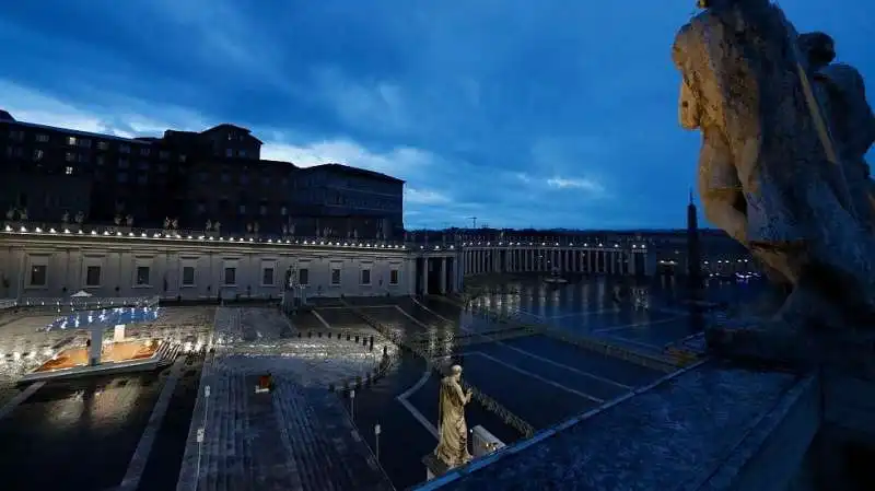 Papa Francesco da solo in Piazza San Pietro