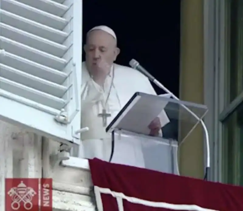 PAPA FRANCESCO TOSSISCE