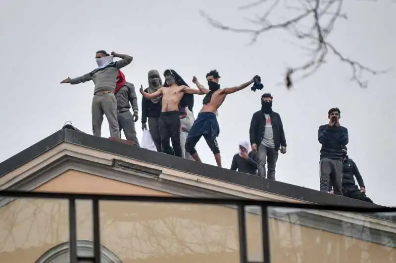 RIVOLTA AL CARCERE DI SAN VITTORE - DETENUTI SUL TETTO 