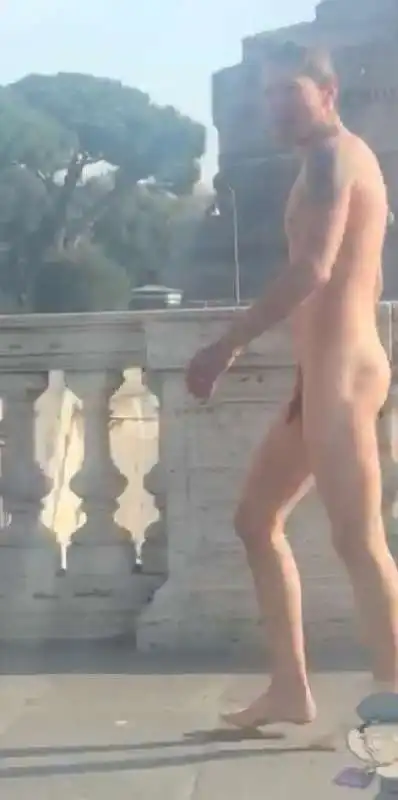 ROMA - UN UOMO PASSEGGIA NUDO SUL PONTE DI CORSO VITTORIO

