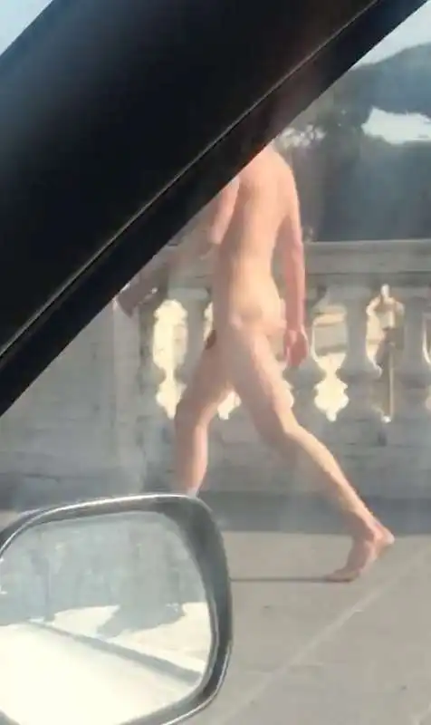 ROMA - UN UOMO PASSEGGIA NUDO SUL PONTE DI CORSO VITTORIO

