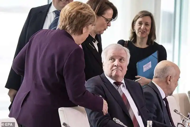 seehofer  rifiuta la stretta di mano di merkel