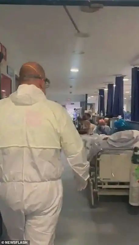 SPAGNA - CAOS IN OSPEDALE CON PAZIENTI AMMASSATI O NEI CORRIDOI 