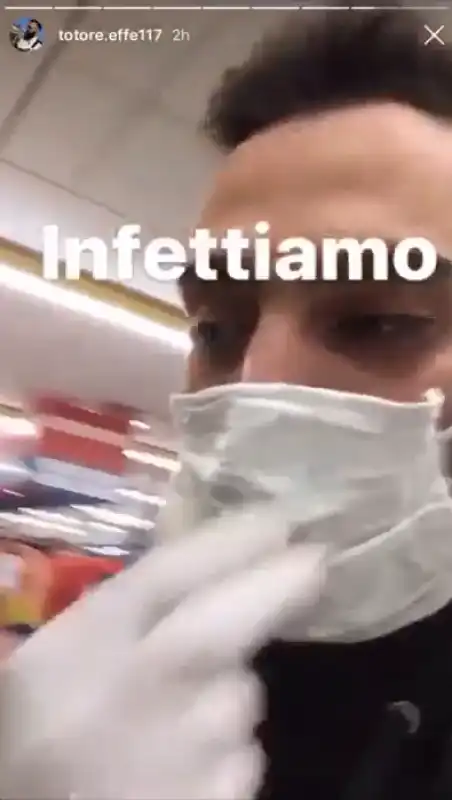 sputa sulla frutta al supermercato 3