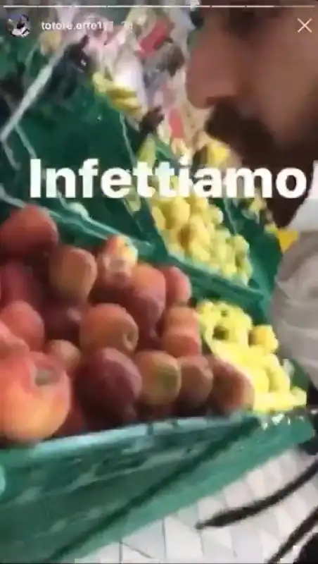 sputa sulla frutta al supermercato 4