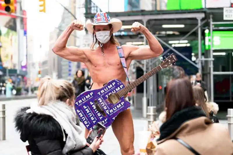 Un Cowboy con mascherina si esibisce a Times Square 1