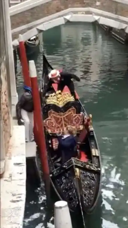 venezia, donna salta sulla gondola 2