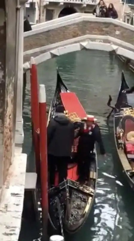 venezia, donna salta sulla gondola 3