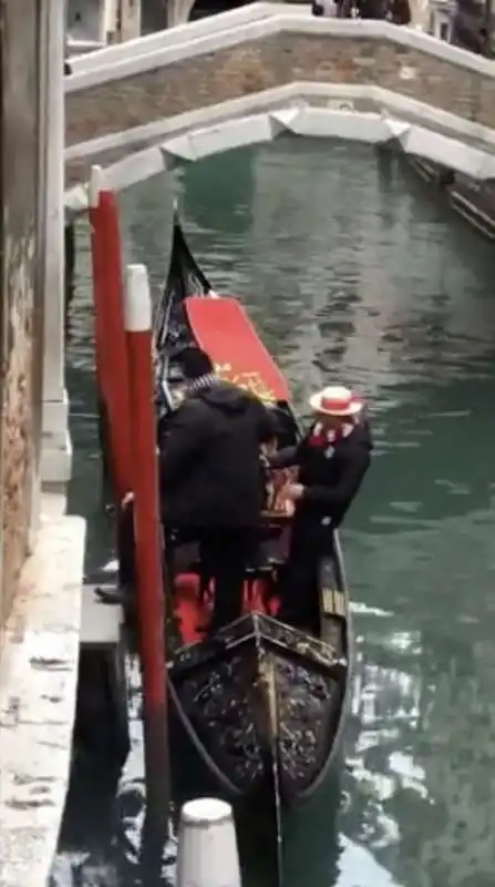 venezia, donna salta sulla gondola 4