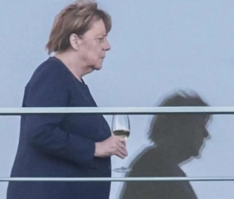 ANGELA MERKEL COL VINO