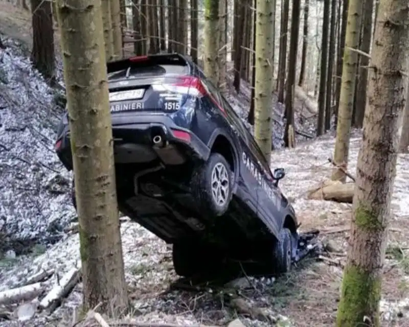 AUTO DEI CARABINIERI INCASTRATA TRA DUE ALBERI A CAMALDOLI 