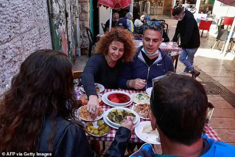 bar e ristoranti affollati in israele 