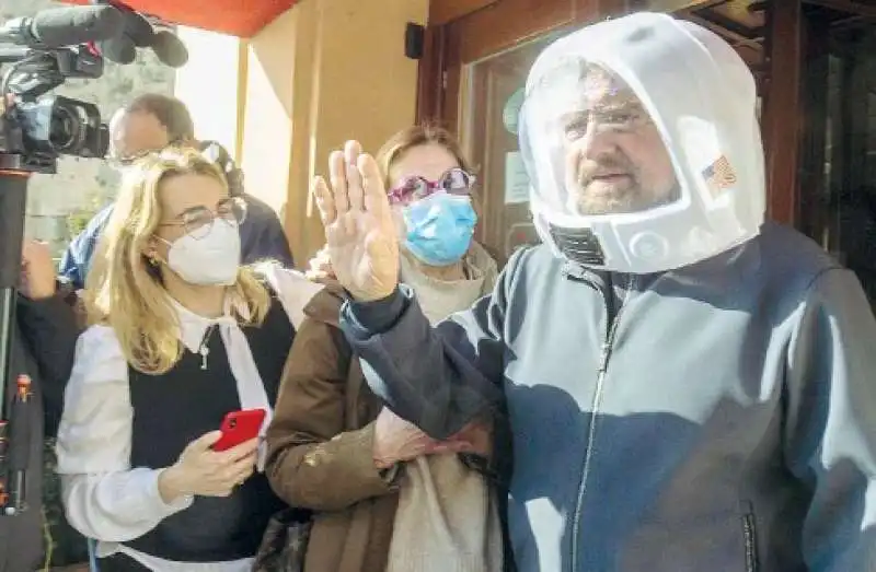 BEPPE GRILLO CON IL CASCO DA ASTRONAUTA