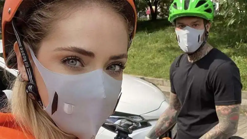 CHIARA FERRAGNI E FEDEZ CON LA U MASK 