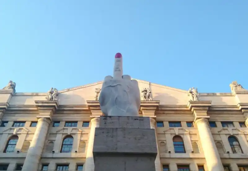 DITO MEDIO DI CATTELAN CON LO SMALTO ROSA