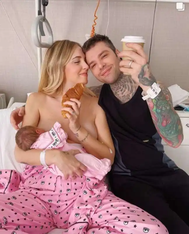 fedez con chiara ferragni allatta vittoria 1