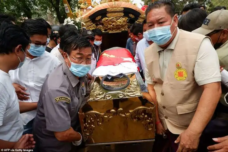 funerale in myanmar per le vittime della giunta militare 13