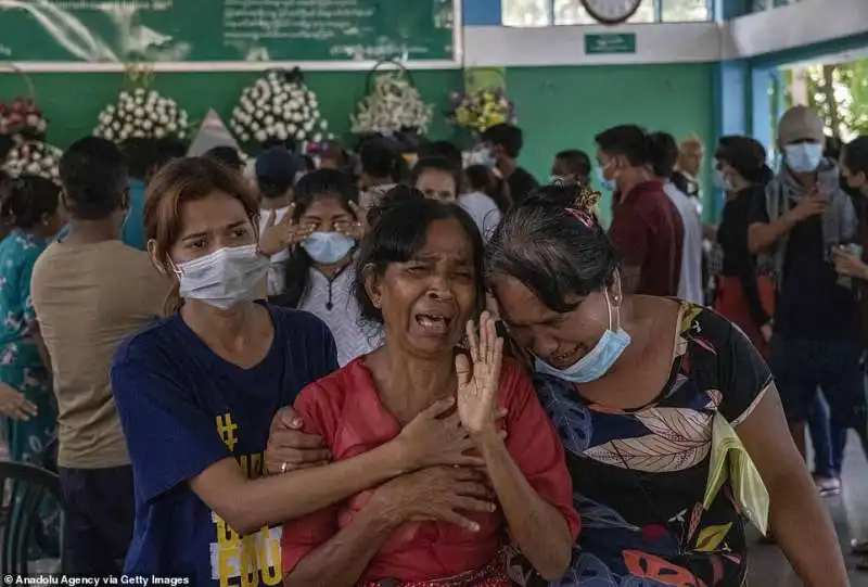 funerale in myanmar per le vittime della giunta militare 