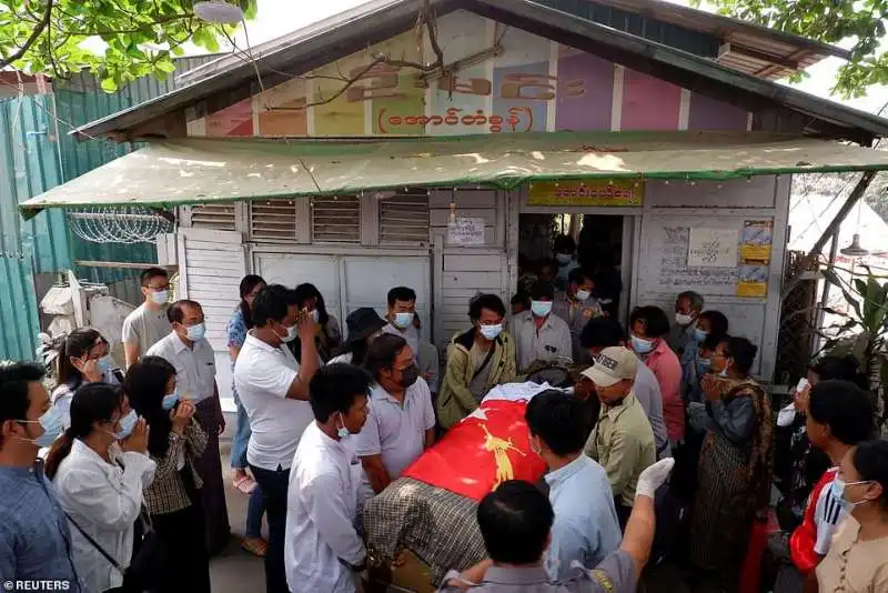 funerale in myanmar per le vittime della giunta militare  3