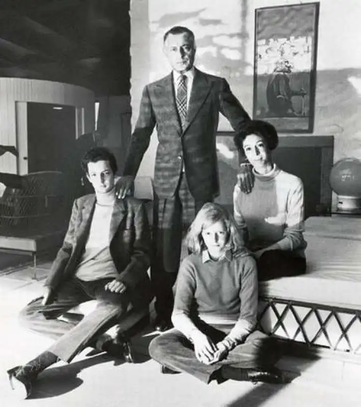 gianni agnelli con la moglie marella e i figli edoardo e margherita