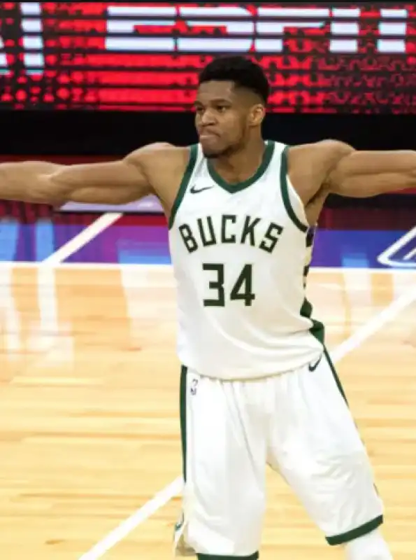 Giannis Antetokounmpo 5