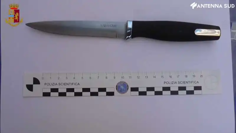 il coltello sequestrato dalla polizia