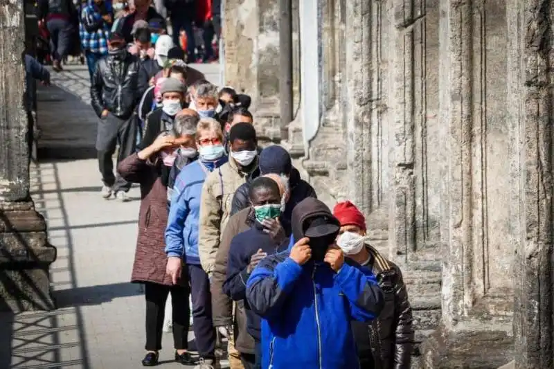 in fila alla mensa dei poveri